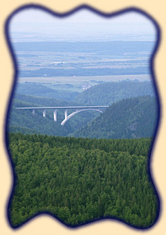 Blick von der Teufelskanzel auf Deutschlands gr&ouml;&szlig;te Autobahnbr&uuml;cke (A71, ca. 550 m lang und 110 m hoch), die im Anschluss an Deutschlands l&auml;ngsten Autobahntunnel (Rennsteigtunnel, ca. 8 km) das Tal der Wilden Gera &uuml;berspannt.